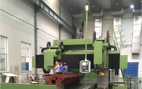 新葡京手机客户端股份12米大型数控动梁龙门导轨磨床顺利交付