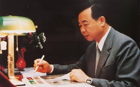 殚精竭虑四十载 鞠躬尽瘁新葡京手机客户端情 ——深切怀念郑阳生厂长