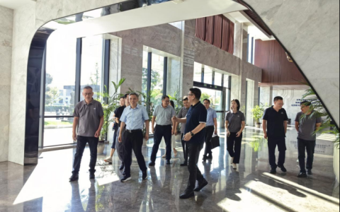 携手共进，智造未来——金华职业技术大学校长梁克东一行到访新葡京手机客户端股份